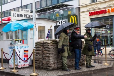 Berlin, Almanya - Mart, 2018: Berlin Duvarı geçiş noktası Doğu Berlin ve Batı Berlin Checkpoint Charlie bilinen soğuk savaş sırasında arasında