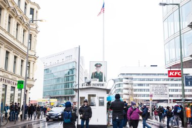 Berlin, Almanya - Mart, 2018: Berlin Duvarı geçiş noktası Doğu Berlin ve Batı Berlin Checkpoint Charlie bilinen soğuk savaş sırasında arasında