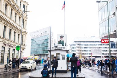 Berlin, Almanya - Mart, 2018: Berlin Duvarı geçiş noktası Doğu Berlin ve Batı Berlin Checkpoint Charlie bilinen soğuk savaş sırasında arasında