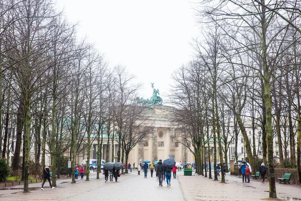 Берлин Германия Март 2018 Люди Гуляющие Парке Тиргартена Снежный Конец — стоковое фото