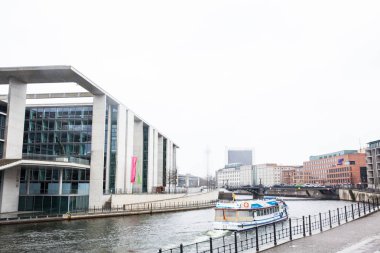 Berlin, Almanya - Mart, 2018: Soğuk bir kış günü sonunda Spree Nehri'nin kanallar