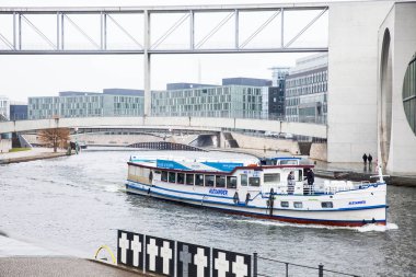 Berlin, Almanya - Mart, 2018: Soğuk bir kış günü sonunda Spree Nehri'nin kanallar