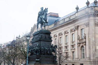 Frederick atlı heykeli büyük Unter den Linden Bulvarı karlı bir kış günü ucunda yer