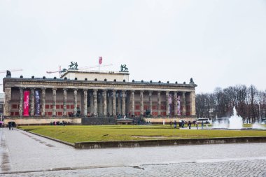 Berlin, Almanya - Mart, 2018: Altes Museum Lustgarten karlı bir kış günü ucunda yer