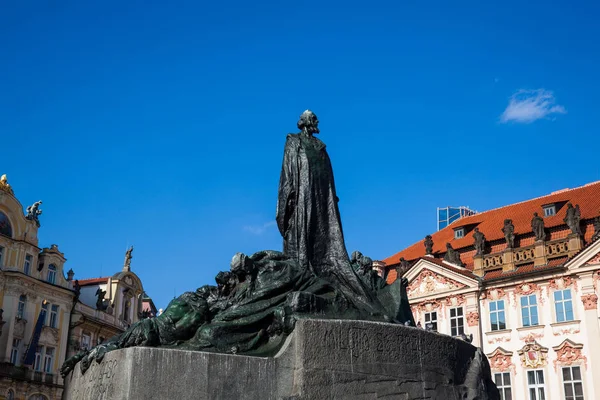 历史悠久的扬豪纪念馆于1915在布拉格老城广场揭幕 — 图库照片