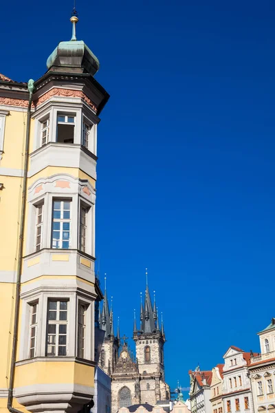 布拉格老城区广场的古色古香的美丽建筑 — 图库照片