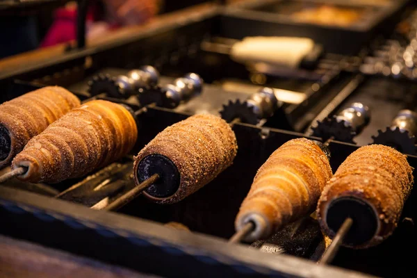 Geleneksel Trdelnik hazırlanması tükürük pasta yapılan bir tür hamur ızgara ve şeker ve ceviz karışımı ile tepesinde bir sopa sarılı rulo.