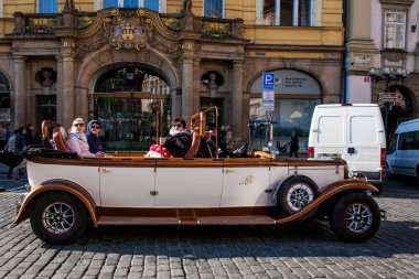 Güzel bir antika araba Prag Eski Şehir Meydanı'nda turistler bir şehir, Prague, Çek Cumhuriyeti - Nisan, 2018: Tur