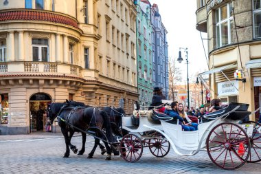 Prague, Çek Cumhuriyeti - Nisan, 2018: turist güzel bir at üzerinde bir şehir turu, Prag eski şehir, taşıma çizilmiş