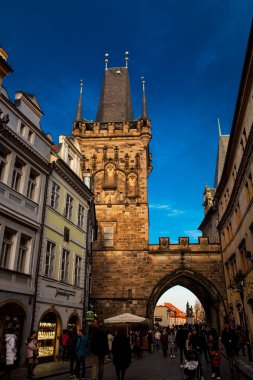 Prague, Çek Cumhuriyeti - Nisan, 2018: ikonik ve tarihi Charles Köprüsü'nün kule ayın 15 inde Vltava Nehri üzerinde inşa