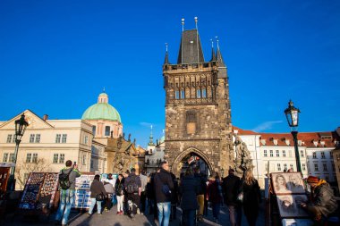 Prague, Çek Cumhuriyeti - Nisan, 2018: ikonik ve tarihi Charles Köprüsü'nün kule ayın 15 inde Vltava Nehri üzerinde inşa