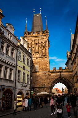 Prague, Çek Cumhuriyeti - Nisan, 2018: ikonik ve tarihi Charles Köprüsü'nün kule ayın 15 inde Vltava Nehri üzerinde inşa