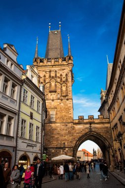 Prague, Çek Cumhuriyeti - Nisan, 2018: ikonik ve tarihi Charles Köprüsü'nün kule ayın 15 inde Vltava Nehri üzerinde inşa