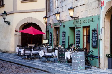 Prague, Çek Cumhuriyeti - Nisan, 2018: güzel köşe restoranda eski şehir Prag şehir sokaklarında