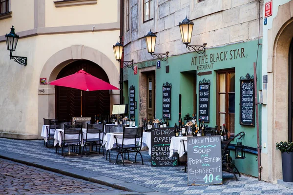 Prague, Çek Cumhuriyeti - Nisan, 2018: güzel köşe restoranda eski şehir Prag şehir sokaklarında