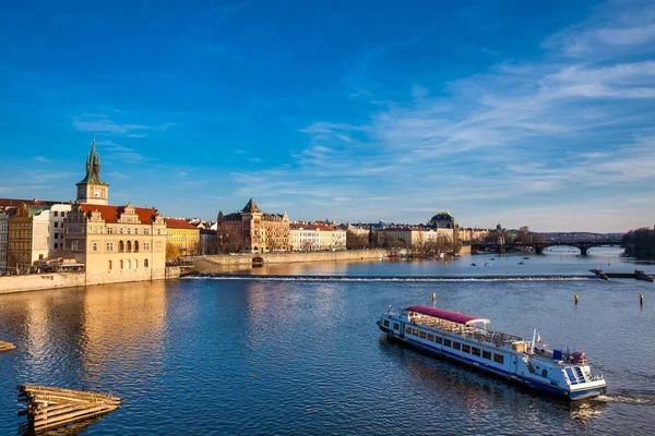 Barco Navegando Por Río Moldava Atardecer Praga — Foto de Stock