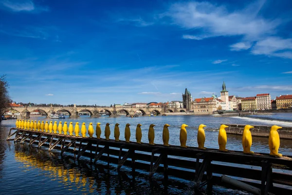 Прага Чешская Республика Апрель 2018 Желтые Пингвины Парке Кампа Созданном — стоковое фото