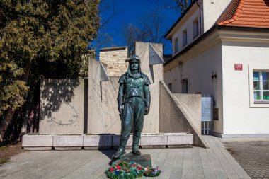 Prague, Çek Cumhuriyeti - Nisan, 2018: 1928 tarihinde açılan Petrin park Stefanik Gözlemevi Milan Rastislav Stefanik heykeli bulunan