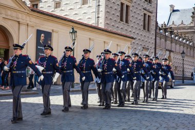 Prague, Çek Cumhuriyeti - Nisan, 2018: Öğle nöbet değiştirmek Prag Kalesi