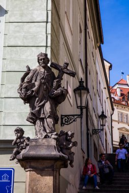 Prag Prag, Çek Cumhuriyeti - Nisan, 2018: güneşli bir bahar başında güzel sokaklar