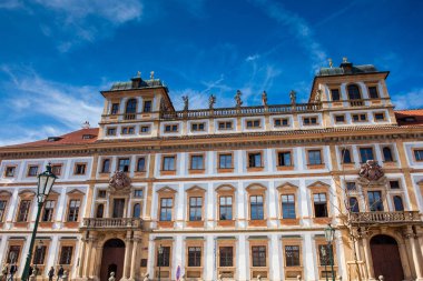Prague, Çek Cumhuriyeti - Nisan, 2018: 1690 Ortaçağ Hradcany Meydanı'nda yer alan üzerine kurulmuş tarihi Tuscan Sarayı