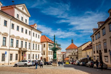 Prague, Çek Cumhuriyeti - Nisan, 2018: Hradcany Meydanı Prag quarter bir güzel bahar erken gün içinde yer alan