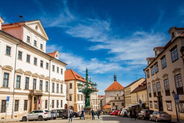 Prague, Çek Cumhuriyeti - Nisan, 2018: Hradcany Meydanı Prag quarter bir güzel bahar erken gün içinde yer alan