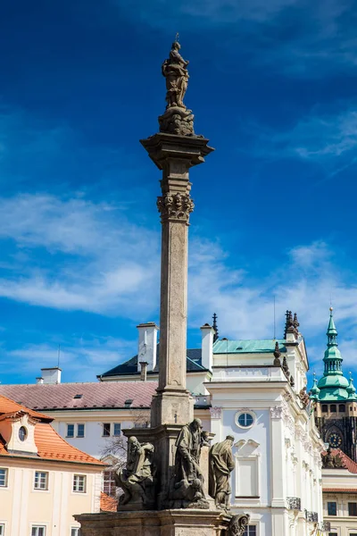 1715 在一个美丽的初春的日子里 圣母玛利亚的瘟疫柱建在布拉格较小的四分之一的赫拉德卡尼广场上 — 图库照片