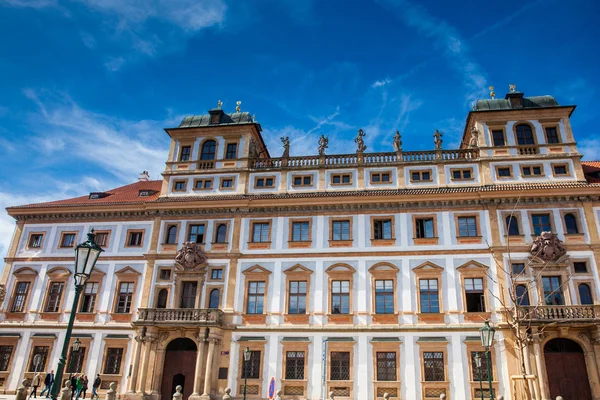 捷克布拉格 2018年4月 历史悠久的托斯卡纳宫殿建于 1690年 位于中世纪的赫拉德卡尼广场 — 图库照片