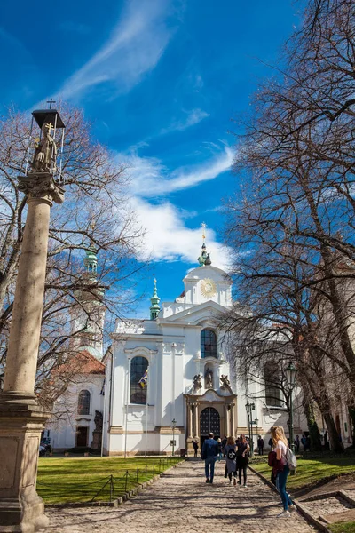 Prague República Checa Abril 2018 Turistas Igreja Assunção Virgem Maria — Fotografia de Stock