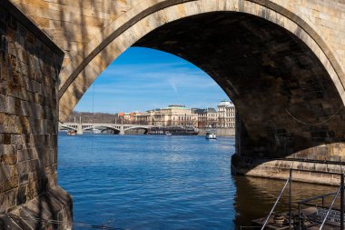 Ortaçağ Charles Köprüsü Vltava Nehri Prag şehir