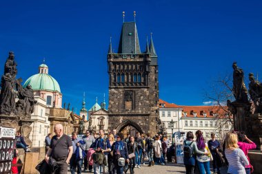 İkonik Ortaçağ Charles Bridge uygulamasında güzel bir güneşli gün erken bahar, Prague, Çek Cumhuriyeti - Nisan, 2018: turist