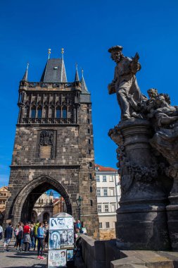 İkonik Ortaçağ Charles Bridge uygulamasında güzel bir güneşli gün erken bahar, Prague, Çek Cumhuriyeti - Nisan, 2018: turist