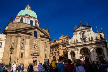 Prague, Çek Cumhuriyeti - Nisan, 2018: St Francis Assisi ve St Salvator kiliseler, Prag eski şehir