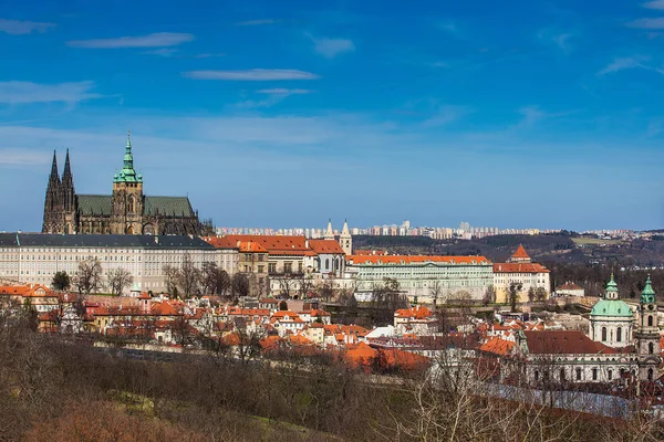布拉格大教堂和城市看到从彼得林山在一个美丽的初春的一天 — 图库照片