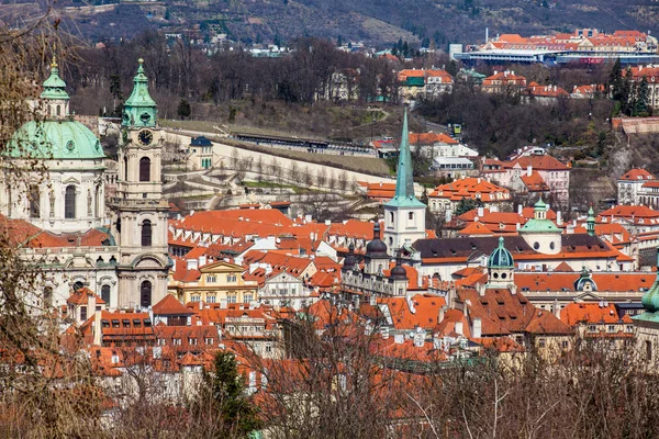 聖ニコラスと聖トーマス教会やペトシーンの丘から見たプラハ市 — ストック写真