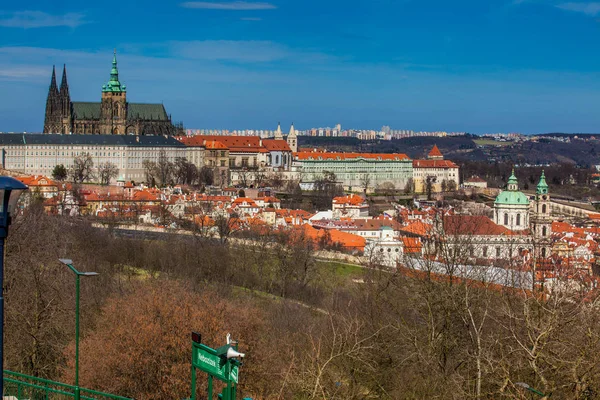 Cathédrale Prague Ville Partir Petrin Hill Par Une Belle Journée — Photo