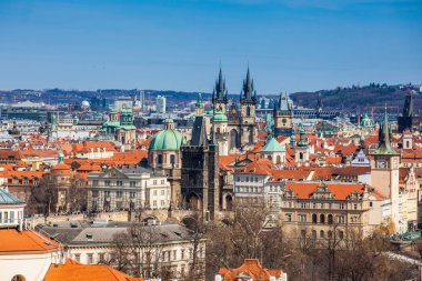 Charles Köprüsü ve Prag şehir tarihi kent Petrin tepeden bir güzel bahar erken gün içinde görülen