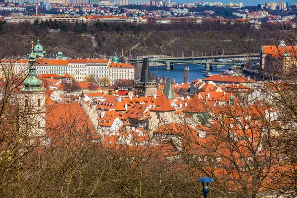 Petrin 山上看到的 Manes 桥和布拉格老城 — 图库照片