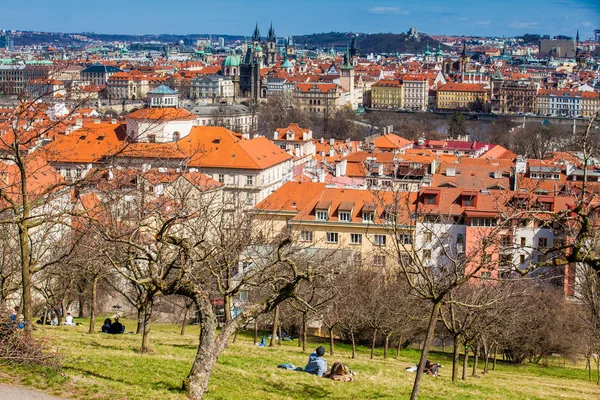 Praga República Checa Abril 2018 Gente Disfruta Hermoso Día Soleado —  Fotos de Stock