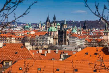 Charles Köprüsü ve Prag şehir tarihi kent Petrin tepeden bir güzel bahar erken gün içinde görülen