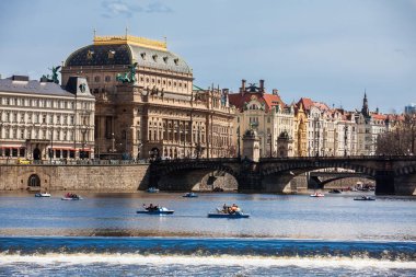 Prague, Çek Cumhuriyeti - Nisan, 2018: güzel bir eski Prag şehir şehir, Vltava Nehri ve Legion Köprüsü Kampa Parkı'ndan gördüm