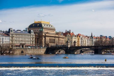 Prague, Çek Cumhuriyeti - Nisan, 2018: güzel bir eski Prag şehir şehir, Vltava Nehri ve Legion Köprüsü Kampa Parkı'ndan gördüm