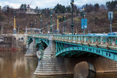 Prague, Çek Cumhuriyeti - Nisan, 2018: güzel Svatopluk Cech köprü 1908 tarihinde açıldı.