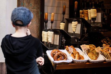 Prague, Çek Cumhuriyeti - Nisan, 2018: Trdelnik ve diğer geleneksel hamur işi ürünleri