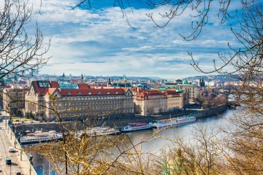 Prague, Çek Cumhuriyeti - Nisan, 2018: Letna tepeden bir güzel bahar erken gün içinde görülen Prag şehir 