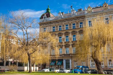 Mala Strana güneşli erken bahar günü eski şehirde Prag, Prag, Çek Cumhuriyeti - Nisan, 2018: güzel park