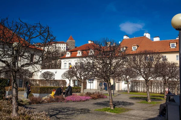 Mala Strana güneşli erken bahar günü eski şehirde Prag, Prag, Çek Cumhuriyeti - Nisan, 2018: güzel park