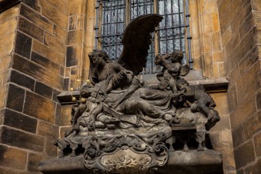 Prague, Çek Cumhuriyeti - Nisan, 2018: Ayrıntılar Büyükşehir Saints Vitus Katedrali, Wenceslaus ve Prag'da Adalbert cephe