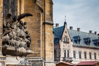 Prague, Çek Cumhuriyeti - Nisan, 2018: Ayrıntılar Büyükşehir Saints Vitus Katedrali, Wenceslaus ve Prag'da Adalbert cephe